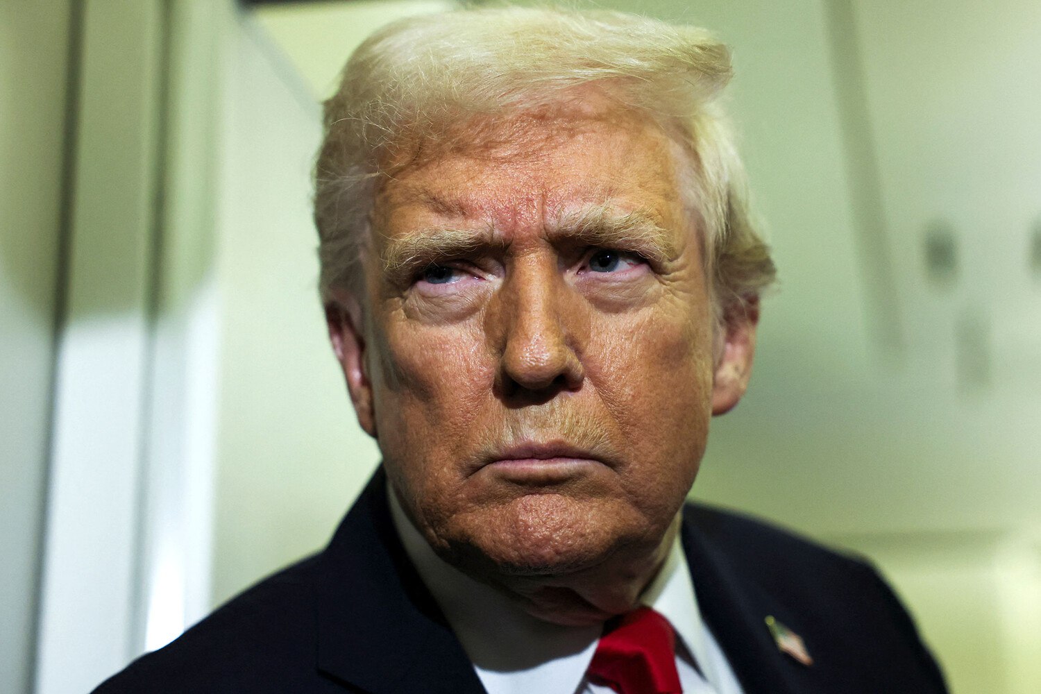 Президент США Дональд Трамп во время полета в Пенсильванию прервал общение с журналистами на борту самолета из за турбулентности Об этом сообщает РИА Новости Глава Белого дома регулярно общается в самолете его ответы на вопросы транслируют в прямом эфире и публикуют видео Думаю нам лучше занять свои места довольно суровый полет сказал американский лидер спустя несколько минут после того как поздоровался с членами своего пула Трамп сообщил журналистам что скоро снова увидится с ними До этого глава Белого дома заявил в интервью газете Politico что Владимиру Зеленскому пора изучить и согласиться с положениями его мирного плана так как его страна проигрывает Кроме того он рекомендовал восстановить на Украине демократию и провести выборы Говоря о России президент США заявил что у нее более сильная переговорная позиция а также посетовал что в 2014 году Барак Обама отдал Москве Крым