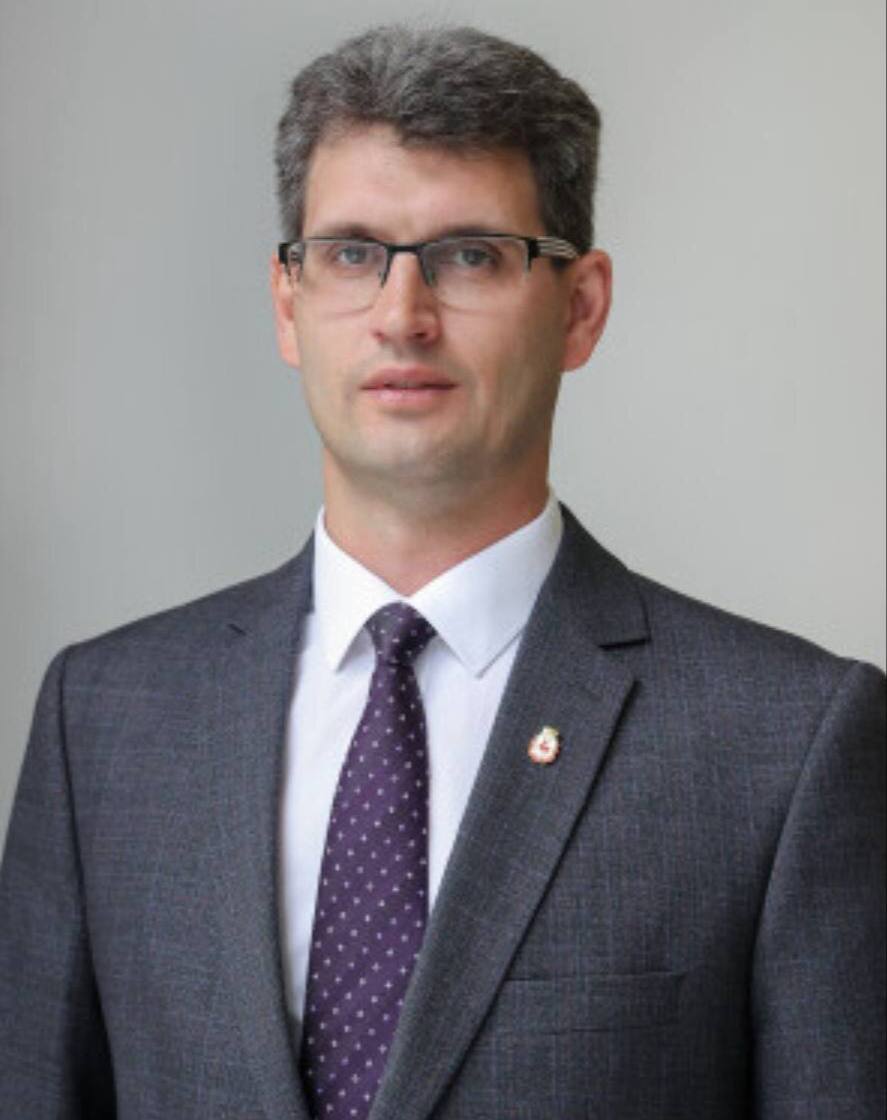 Первого заместителя мэра Сергея Егорова задержали в Нижнем Новгороде Его подозревают в получении взятки и превышении полномочий Об этом сообщает ИА Нижний сейчас со ссылкой на источник в правоохранительных органах Днём силовики работали на третьем этаже администрации города где находятся кабинеты градоначальника и его заместителей В мэрии официально факт задержания чиновника не подтвердили пишет Коммерсантъ Сергей Егоров начал работу в мэрии в 2007 года в комитете по управлению городским имуществом и земельными ресурсами С сентября 2022 года исполнял обязанности первого замглавы администрации В августе 2025 года официально был назначен первым заместителем главы администрации Подписаться на Говорит Москва Telegram VK MAX