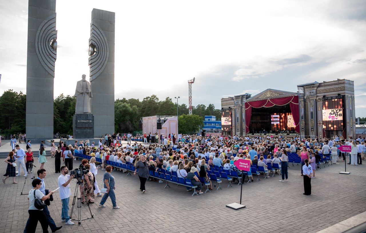 На этой неделе в Челябинске пройдёт «Курчатов фест» Фестиваль классической музыки вновь соберёт зрителей на площади Науки у памятника Курчатову. В первый день выступит Госоркестр Челябинской области под управлением Алексея Рубина, во втором отделении прозвучит «Шехеразада» в исполнении Дарьи Мороз и Ивана Рудина. Во второй день на сцену выйдут оперная прима Хибла Герзмава и тенор Олег Долгов. Прозвучат арии и дуэты из опер Пуччини, Верди, Чилеа. Перед горожанами звезды мировых оперных сцен выступят вместе с Государственным симфоническим оркестром Челябинской области.