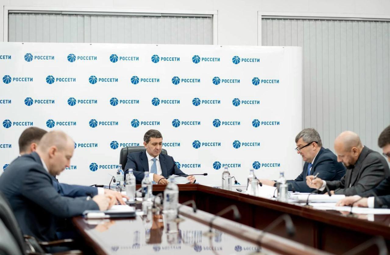 В этом году Россети существенно увеличили размер ремонтной программы в южных регионах направив на ее финансирование более 10 5 млрд заявил глава ПАО Россети Андрей Рюмин на совещании по актуальным задачам Группы на Юге России По его словам сейчас необходимо усилить контроль за сетевыми объектами и обеспечить оперативное реагирование на любые нарушения электроснабжения Особое внимание должно быть уделено курортным зонам и транспортной инфраструктуре Было отмечено что на праздники в ЮФО ожидается рекордный туристический поток только Краснодарский край посетят более 500 тыс человек К проведению аварийно восстановительных работ готовы свыше 1 3 тыс бригад это более 7 тыс человек и 3 тыс единиц техники В случае нештатных ситуаций электроснабжение потребителей может быть обеспечено от 578 резервных источников общей мощностью 68 МВт Приоритетом 2026 года как подчеркнул Андрей Рюмин станет внедрение в ЮФО систем накопления электроэнергии большой мощности Кроме того планируется пуск подстанций которые позволят усилить схему электроснабжения Краснодара