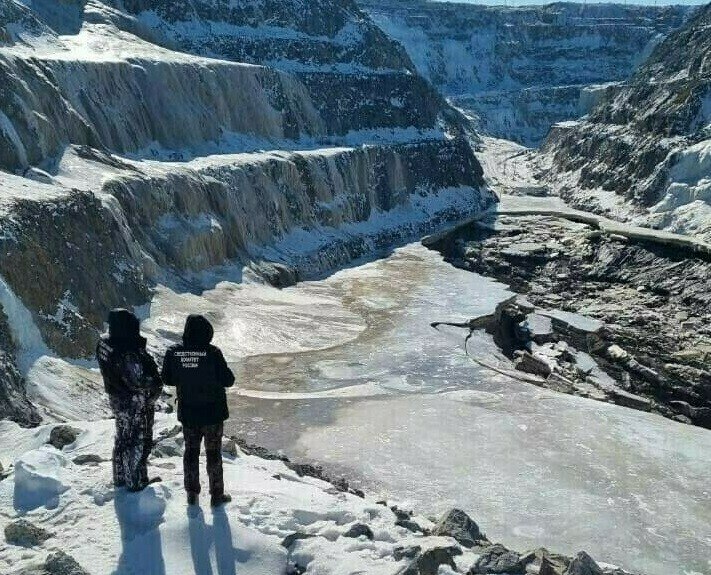 Несмотря на протесты матери суд признал погибшим шахтера пропавшего под завалами на руднике Пионер В Приамурье Магдагачинский районный суд признал погибшим шахтера на руднике Пионер тело которого так и не нашли после катастрофы 2024 года Это позволяет начать страховые выплаты семьям всех погибших С заявлением о признании горнорабочего умершим в суд обратилась компания АО Покровский рудник Авария произошла в результате прорыва воды и горной массы в подземные выработки шахты Под завалами оказались 13 горняков включая фигуранта дела Спасательные работы продолжавшиеся до 1 апреля 2024 года не позволили обнаружить и извлечь тела Ранее суды в разных регионах уже признали умершими 12 горнорабочих Однако мать одного из шахтеров оспаривала это решение указывая на отсутствие доказательств подтверждающих обстоятельства гибели ее сына Это препятствовало завершению расследования и оформлению выплат для всех семей погибших сообщает пресс служба судов Амурской области Изучив материалы дела суд установил что гибель горнорабочего наступила в результате несчастного случая и постановил признать его умершим Днем смерти определена дата аварии 18 марта 2024 года Решение суда подлежит немедленному исполнению что позволит родственникам погибших получить причитающиеся выплаты а работодателю официально прекратить трудовые договоры говорится в сообщении ведомства