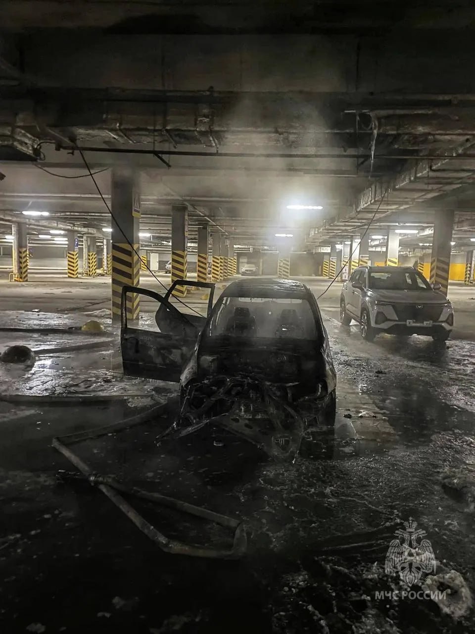 Случился пожар в уфимской Ленте Возгорание произошло на территории гипермаркета расположенного на улице Сипайловская На подземной парковке уфимской Ленты 24 января загорелся автомобиль Лада Калина Об инциденте сообщили в пресс службе МЧС по Башкирии Пожарные оперативно прибыли на место и локализовали огонь не допустив его распространения на другие машины Пострадавших нет На месте работают дознаватель МЧС и эксперт пожарной лаборатории для установления причины происшествия Mkset Читайте нас в MAX