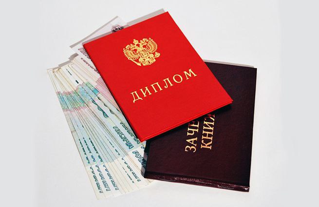 Призываю правительство заняться контролем и регулированием платы за обучение в вузах. К новому учебному году вузы традиционно поднимают расценки. Где-то рост на 5–10%, в пределах инфляции, а где-то – на 20–30%, а то и 50%. Если брать топовые столичные вузы, в цифрах стоимость обучения может возрасти на 100, 200, 300 тысяч рублей. При этом фактически заведения поднимают цены по своему усмотрению. В итоге мы каждый год получаем вакханалию цен. Напомню: СРЗП выступает за полностью бесплатное первое высшее образование по стратегическим и дефицитным специальностям. Чтобы специалистов, которые нам очень нужны, мы растили за счет государства. Это инженеры, медики, педагоги, IT-специалисты. Нам отвечают, что пока денег на это нет. Но тогда давайте хотя бы исключим рост цен на обучение по этим специальностям! Например, по данным экспертов, за прошлый год плата в медвузах выросла на 34,5%. В топовых заведениях стоимость за год достигает миллиона рублей. Стоит ли ожидать, что выпускники пойдут потом на копейки в госмедицину?! Правительству пора браться за регулирование, ограничивать рост платы за обучение хотя бы уровнем инфляции, а по дефицитным специальностям вообще не допускать повышения цен. Причем не только за счет бюджетных субсидий, которые вузы наверняка попросят. Где-то стоит внимательно посмотреть на внутренние расходы учебных заведений. Например, на зарплаты ректоров, которые в десятки раз превышают доходы преподавателей и даже в регионах достигают 1,5 млн рублей. Заработки замов и других руководителей тоже заоблачные. И эти ставки и премии также устанавливают сами вузы. Необходимо госрегулирование, чтобы не было кричащего неравенства зарплат и дикого роста платы за обучение. #вузы #плата_за_обучение #рост_цен #подготовка_специалистов -канал Сергея Миронова