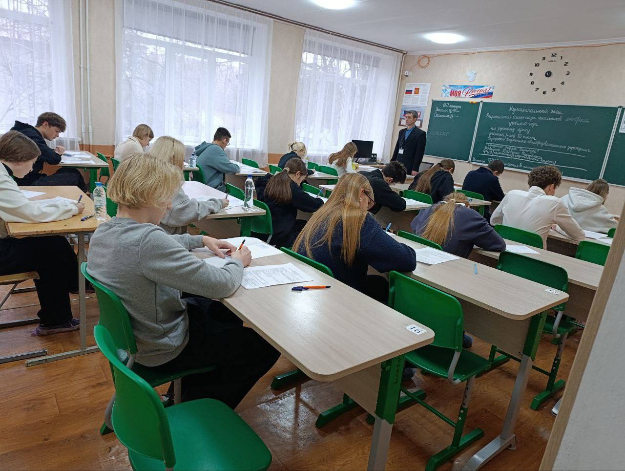 Еще одна неделя муниципального этапа Всероссийской олимпиады школьников позади Интеллектуальные испытания состоялись по пяти предметам основы безопасности и защиты Родины труд технологии английский язык астрономия и математика Свои знания проверили более 3 тысяч ребят На следующей завершающей муниципальный этап неделе ребята проверят свои знания по информатике которая будет представлена в четырех профилях Всероссийская олимпиада школьников проводится в рамках национального проекта Молодежь и дети LarisaTolstykina