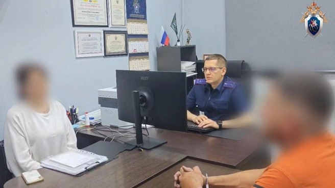 Мужчина зарезал молодого парня в краснодарском парке из-за обвинений в быстрой езде Журналисты побывали на месте и выяснили суть конфликта. По словам местных, между сторонами конфликта произошла словесная перепалка. Одна из версий — парень сделал мужчине замечание, поскольку тот якобы пьяный быстро ездил на машине по двору рядом с детским садиком через дорогу . В итоге началась драка. Мужчину оттаскивала жена, но тот успел ударить парня ножом. После этого он хотел уйти домой, как ни в чем ни бывало, но его задержали очевидцы до приезда полиции. Обвиняемому грозит наказание по статье за убийство.