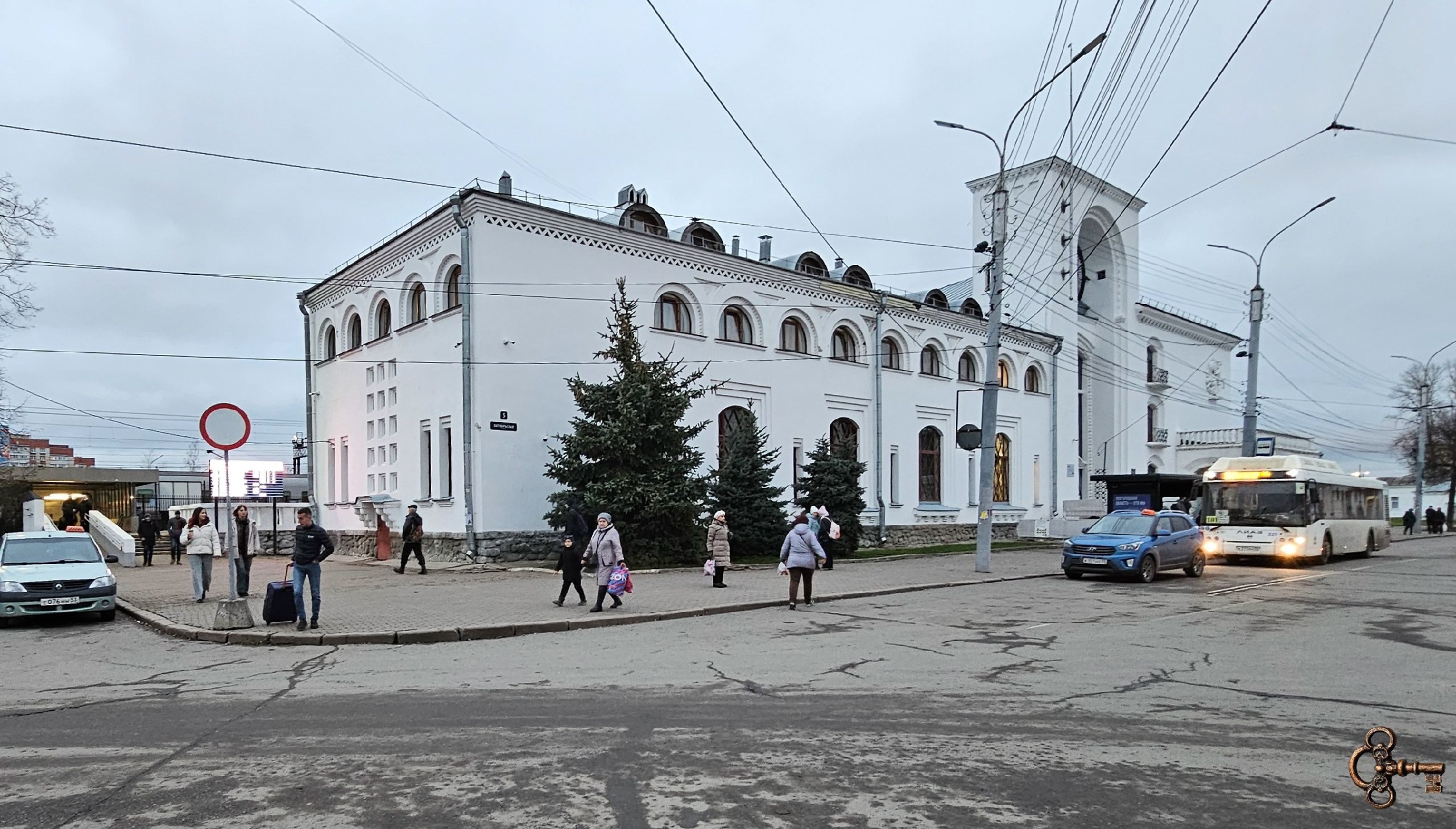Летом этого года запланировано начало ремонта железнодорожного вокзала в Великом Новгороде. Будут приведены в порядок внутренние помещения и залы ожидания, а также восстановлен внешний исторический облик здания. В планах также благоустройство территории вокруг вокзала.