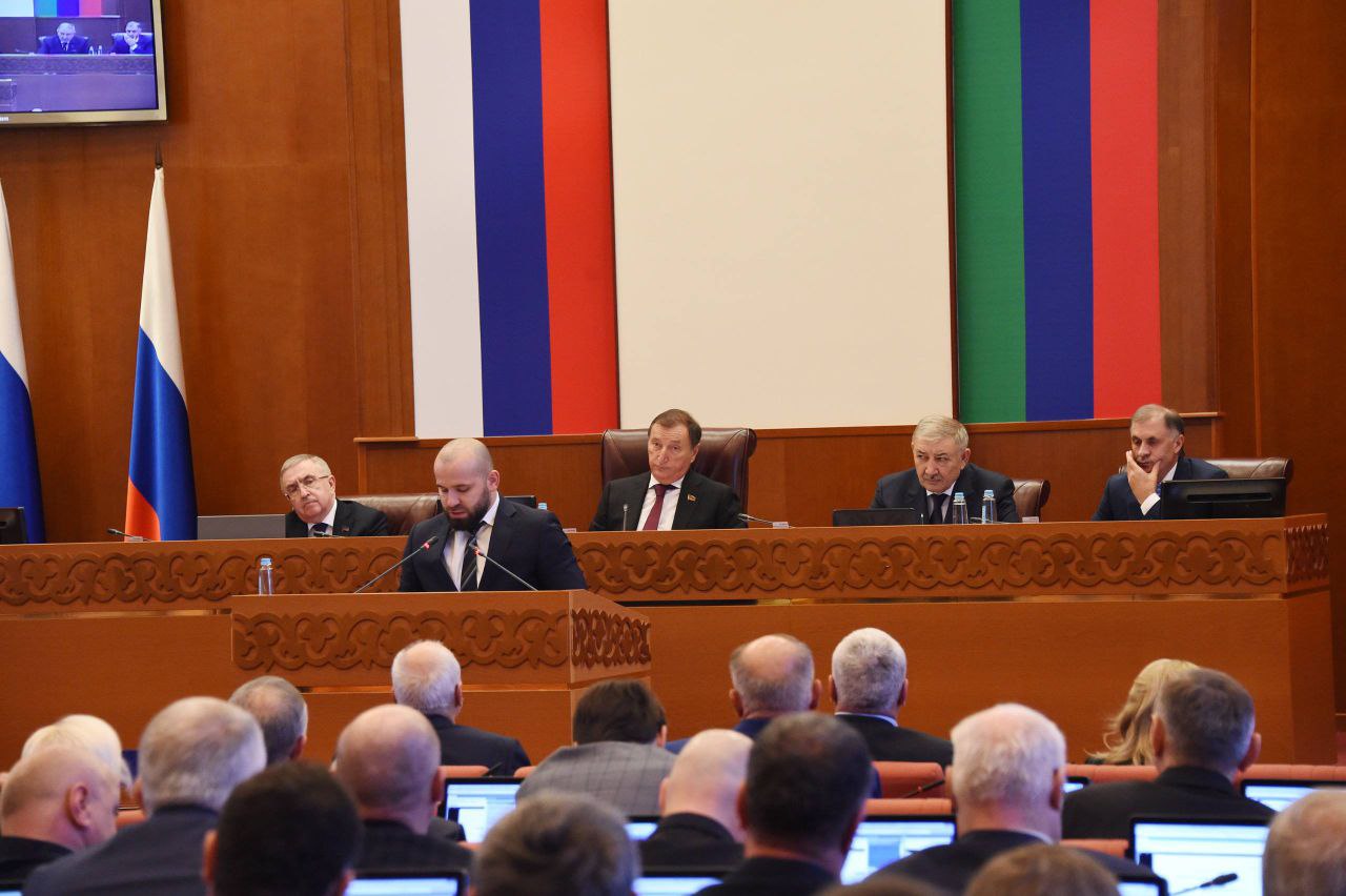 В Дагестане проведут эксперимент по предоставлению услуг гостевых домов Сегодня на 48 й сессии Народного Собрания Дагестана министр по туризму и народным художественным промыслам Эмин Мерданов представил соответствующий законопроект Документ направлен на создание благоприятных условий для развития туристской отрасли и легализацию деятельности владельцев индивидуальных жилых домов принимающих туристов Законопроект принят в первом чтении Согласно федеральному законодательству эксперимент начнётся после вступления закона в силу и продлится до 31 декабря 2027 года Реализация проекта позволит выстроить прозрачную систему регулирования в сфере гостевых домов повысить качество и безопасность предоставляемых услуг а также увеличить налоговые поступления в местные бюджеты Эксперимент создаёт правовые условия для развития малого бизнеса в сфере туризма и открывает новые возможности для жителей республики желающих заниматься приёмом гостей подчеркнул Мерданов