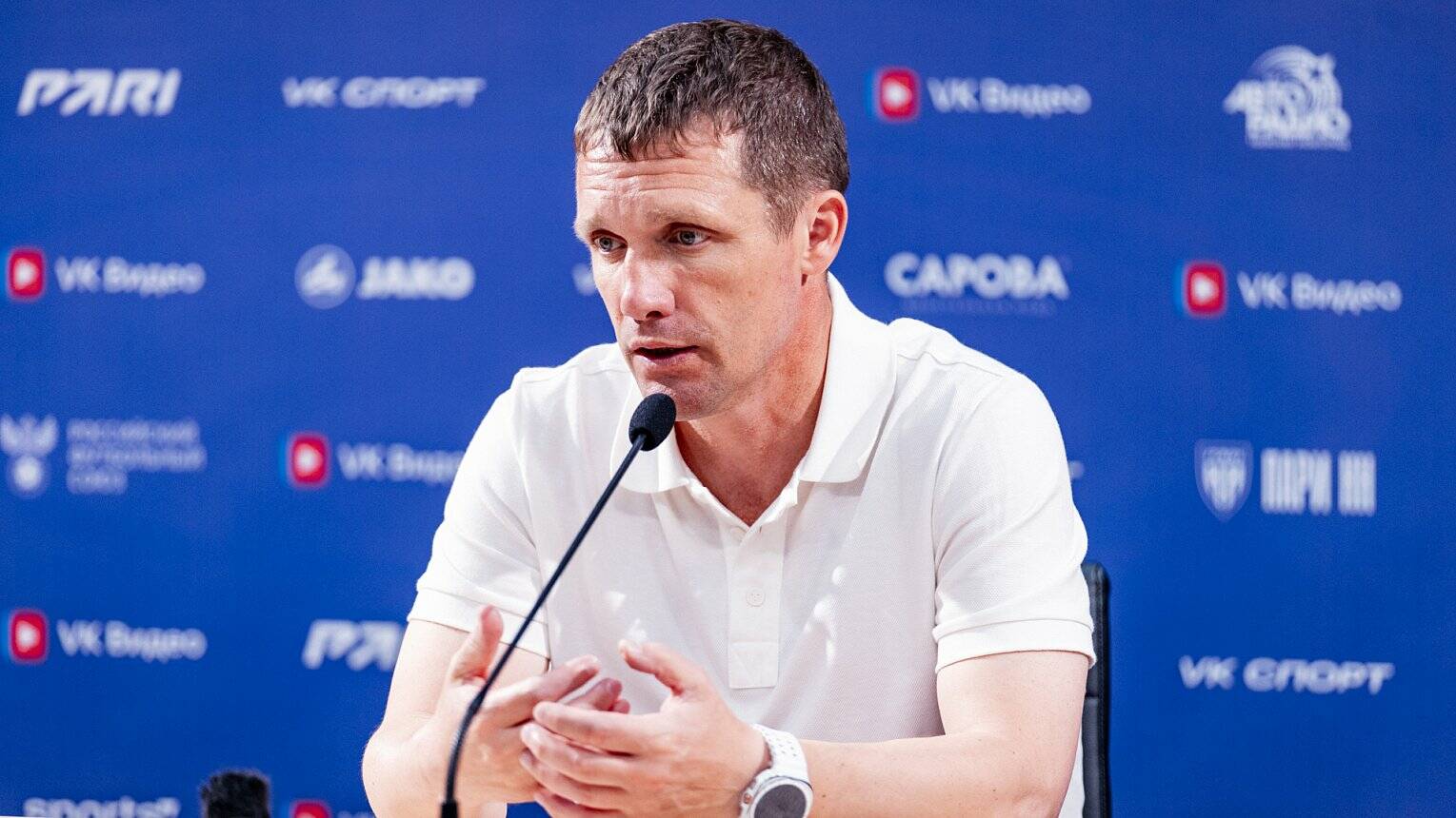 «Пари НН» уволил Гончаренко, его место могут занять Личка и Осинькин «Пари НН» уволил главного тренера Виктора Гончаренко. Об этом сообщает «РБ Спорт». В контракте специалиста есть опция о возможности расторжения двухлетнего соглашения в случае вылета команды из РПЛ. Формально нижегородцы покинули лигу, так как их исключили из состава РПЛ. В данный момент «Пари НН» проходит лицензирование РФС для участия в Первой лиге. Решение о включении клуба в РПЛ вместо «Химок», которые не получили лицензию на выступления в Премьер-лиге, будет принято на этой неделе исполкомом или бюро исполкома РФС. Читать полностью