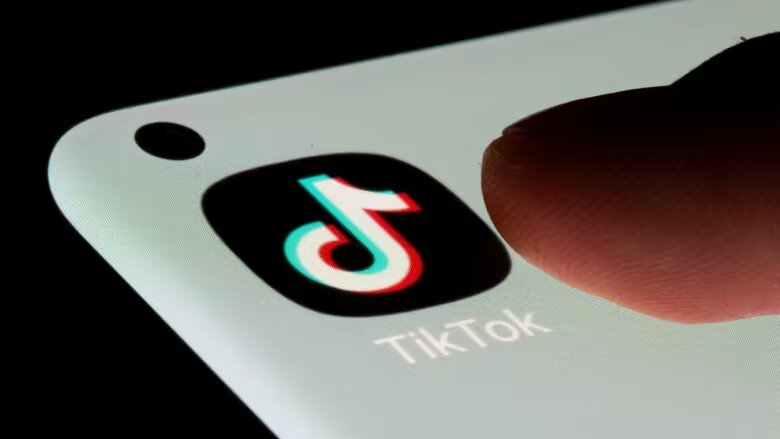 Власти Канады закроют местное подразделение TikTok  Канадское правительство приняло решение ликвидировать бизнес TikTok Technology Canada из-за рисков для национальной безопасности. Будут закрыты офисы в Торонто и Ванкувере. При этом доступ к приложению у канадцев останется.  Согласно Закону об инвестициях, правительство может оценивать потенциальные риски для национальной безопасности от иностранных вложений. Закон запрещает раскрывать детали таких проектов.  В TikTok заявили, что будут оспаривать постановление в суде. Закрытие канадских офисов и сотен высокооплачиваемых рабочих мест не отвечает ничьим интересам, считают в компании.  Ранее Канада запретила приложение на государственных устройствах.     Новости Китая   ЭКД