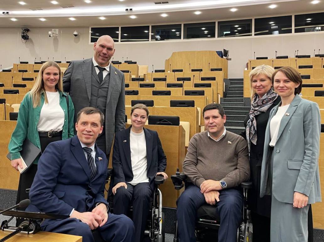 Сделали важный шаг к доступному туризму сегодня приняли соответствующий закон Речь идёт о понятных и обязательных требованиях к доступности объектов туристической индустрии которые проходят классификацию Для новых туристических объектов требования начнут действовать с 1 сентября 2026 года Те объекты которые были введены в эксплуатацию раньше будут приводить инфраструктуру в соответствие с законом при капитальном ремонте или реконструкции Также законопроектом туристическая инфраструктура выделяется в отдельное направление доступной среды наравне с социальной инженерной и транспортной Минэкономразвития разработает и утвердит конкретные технические требования Инициатива принадлежит моему коллеге и другу Михаилу Киселёву стала соавтором По России нужно путешествовать открывать новые города и регионы любоваться природой и архитектурой Главное чтобы у каждого была равная возможность сделать это Госдума ЕдинаяРоссия ДоступныйТуризм