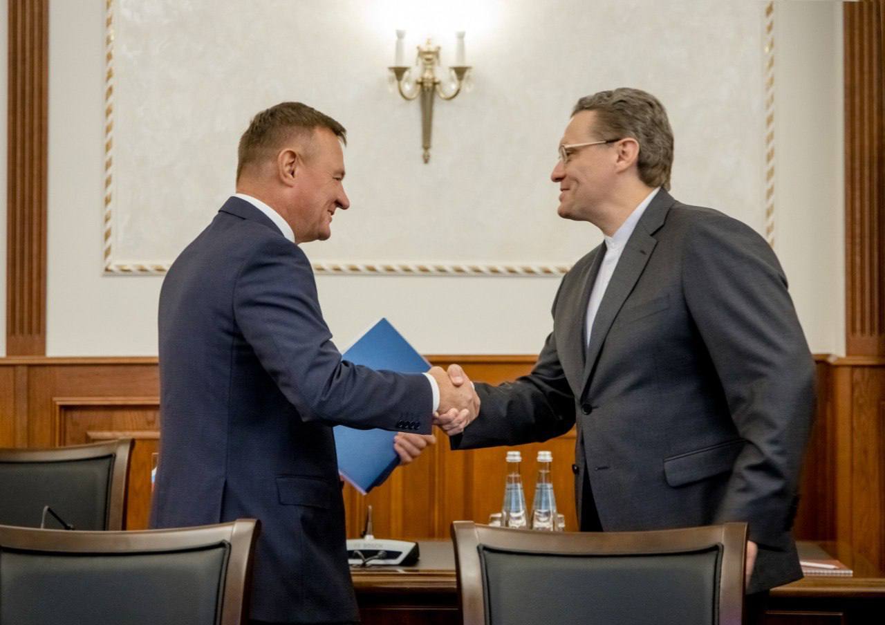 Глава Минтранса Роман Старовойт встретился с губернатором Вологодской области Георгием Филимоновым В центре внимания были вопросы модернизации аэропорта Вологды. Регион обладает хорошей туристической привлекательностью: сделаем вместе всё, чтобы Вологда стала ближе! Здесь увеличится длина взлетно-посадочной полосы, обновится оборудование для радиотехнического обеспечения полётов и будет новый терминал для встречи пассажиров. Дополнительно коснулись вопроса строительства мостового перехода через реку Вологду в районе улицы Некрасова. Работы здесь идут с 2023 года — протяженность моста составит 1,6 км, с четырьмя полосами движения, что обеспечит высокую пропускную способность и значительно упростит перемещение жителей. Были рады очередной встрече: системно и постоянно взаимодействуем для развития транспортного комплекса Вологодской области Написать нам