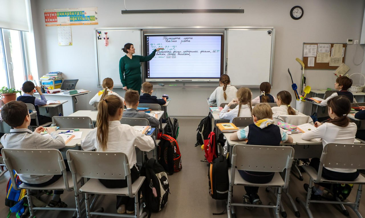 Вторая смена одна из причин усталости школьников Вторая смена в школах создает условия для чрезмерной загруженности детей Так считает профессор Новосибирского государственного педагогического университета Татьяна Чепель об этом она рассказала информагентству ТАСС По мнению педагога такая ситуация не позволяет детям качественно заниматься дополнительным образованием нет нормального режима дня и отдыха Семьи где возникают проблемы с детско родительскими отношениями на консультациях у психологов ссылаются на школьные перегрузки Вы согласны вторая смена зло в любую смену в школе чрезмерная нагрузка не думаю что дети слишком загружены школой Подписаться на канал