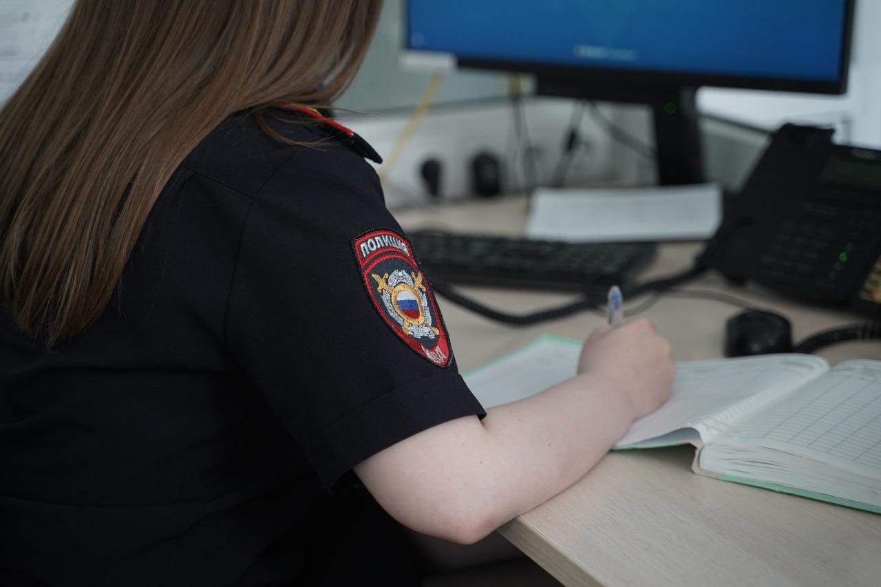 В ЛНР мужчина напал на девушку и отобрал телефон Краснодонские правоохранители задержали жителя Суходольска. 44-летний ранее судимый мужчина напал на девушку в её жилище. Он отобрал у потерпевшей мобильный телефон и избил. Теперь мужчина ответит за совершение грабежа с применением насилия, не опасного для жизни и здоровья. - Мобильный телефон изъят. Расследование продолжается, - рассказали в региональном МВД. Ранее мы сообщали, что в Алчевске в дежурную часть обратилась 61-летняя жительница многоквартирного дома. Она сообщила о проникновении кого-то в пустующее жильё. Оперативно отреагировав на вызов, на место прибыли полицейские. Выяснилось, что вор взломал балконную дверь. Задержан 49-летний мужчина из Перевальска. У него изъяты лом и верёвка.