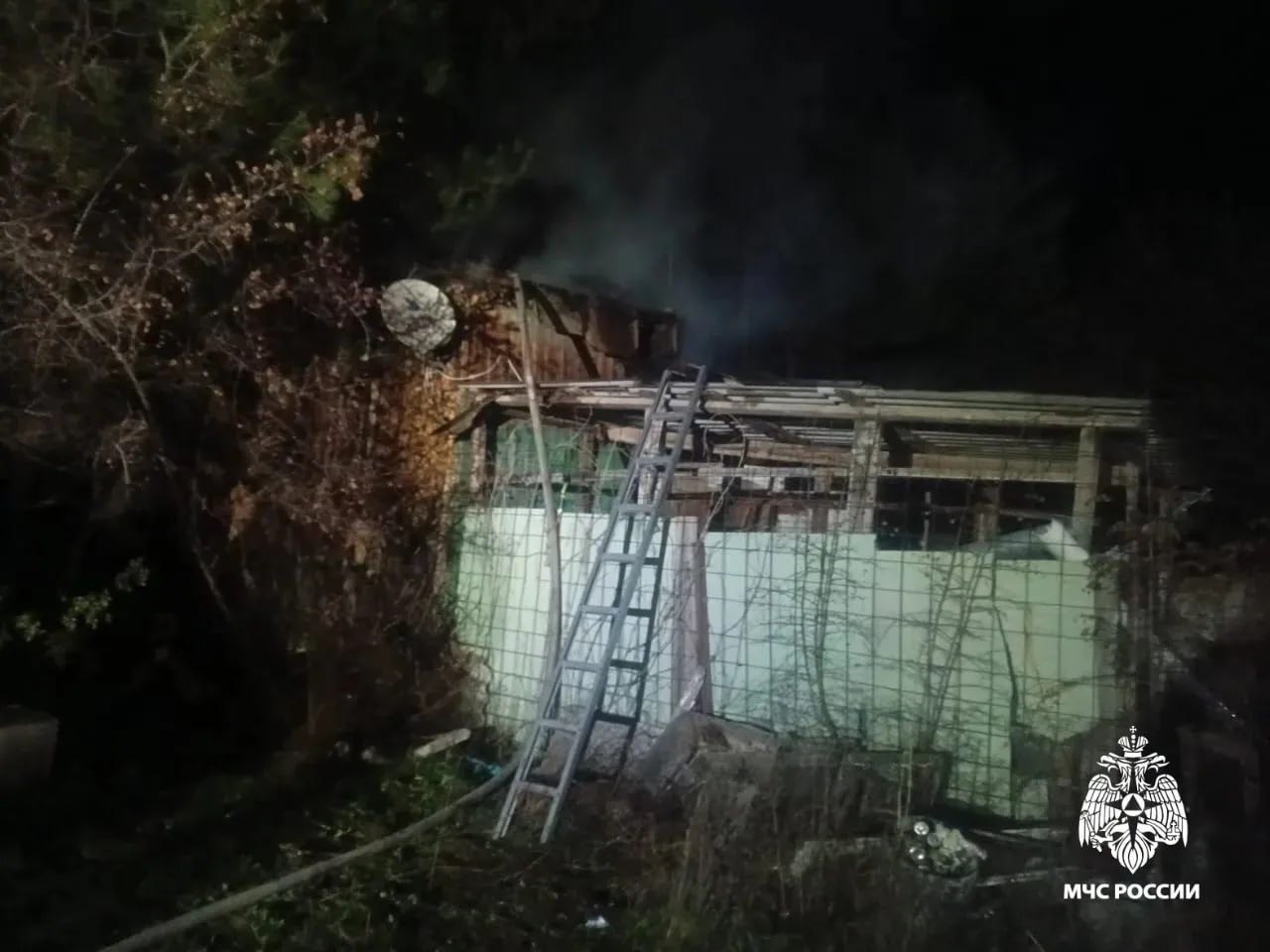 Тела пенсионеров нашли в частном доме Это случилось 18 декабря в селе Дивноморское Около 16 30 поступило сообщение о возгорании в частном доме Приехавшие пожарные потушили пламя на площади в 60 м2 На месте происшествия обнаружили тела 86 летней женщины и 65 летнего мужчины Причины возгорания устанавливаются сообщили нам в пресс службе ГУ МЧС по Краснодарскому краю Проводятся следственные действия эксклюзив происшествия Телеканал Краснодар в MAX Написать нам