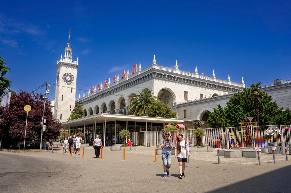 Правительство РФ уточнило площадь Сочи как курорта федерального значения Согласно постановлению подписанному премьер министром Михаилом Мишустиным с 1 января 2026 года курортом федерального значения признается территория МО городской округ город курорт Сочи площадью 351 тыс га Об этом говорится в постановлении за подписью премьер министра Михаила Мишустина опубликованном на портале правовой информации Сочи был признан курортом федерального значения в июле 2024 года На тот момент площадь города курорта Сочи равнялась 348 8 тыс га Территория городского округа на региональном уровне была уточнена в начале 2025 года