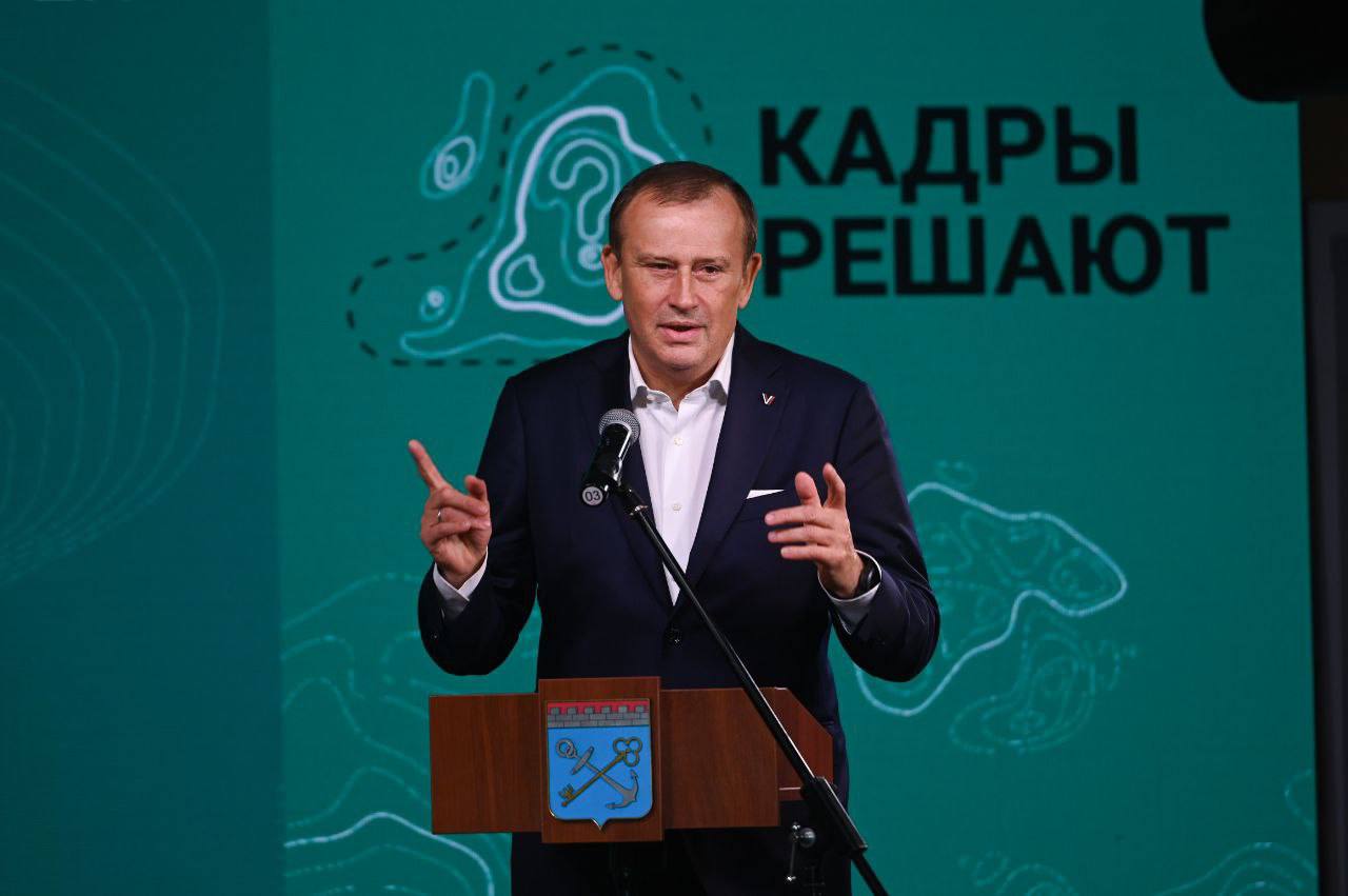 Сегодня пройдёт церемония вступления в должность избранного губернатора Ленинградской области Александра Дрозденко Начало в 14 00 lentv24 в прямом эфире покажет это событие Смотреть вы можете на той площадке которая вам более привычна и удобна   Вконтакте   Одноклассники   Рутуб   Ютуб   Или на сайте lentv24 ru Подписаться на ЛенТВ24 в МАХ