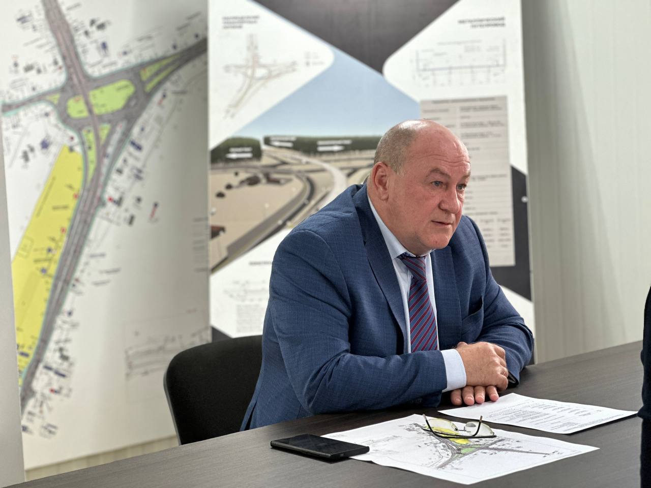 Определен подрядчик для завершения строительства транспортной развязки в Барнауле По итогам конкурсных процедур генеральным подрядчиком, ответственным за завершение строительных работ на пересечении Змеиногорского и Южного трактов, стало Центральное ДСУ Алтайского края. Стоимость работ составит почти 825,5 млн рублей. Сегодня министр транспорта Алтайского края Андрей Подолян провел на объекте рабочее совещание. Он подчеркнул, что в ближайшие дни подрядчику необходимо представить все планы-графики работ, разработанные совместно с субподрядными организациями, синхронизировать процессы и строго соблюдать установленные сроки работ. Как сообщил генеральный директор Центрального ДСУ Дмитрий Эйхлер, специалисты уже приступили к работам. Сейчас они устраивают подъездные пути к металлическому путепроводу. Вскоре начнётся подготовительный этап для последующего бетонирования тоннеля. Согласно контракту до конца осени подрядчику предстоит завершить бетонирование тоннеля, укладку асфальтобетонного покрытия на оставшихся участках кольца в Ленточном Бору, на Змеиногорском тракте и внутри тоннеля, а также монтаж освещения и пешеходных ограждений, установку шумозащитных экранов и очистительных сооружений, провести работы по благоустройству территории.