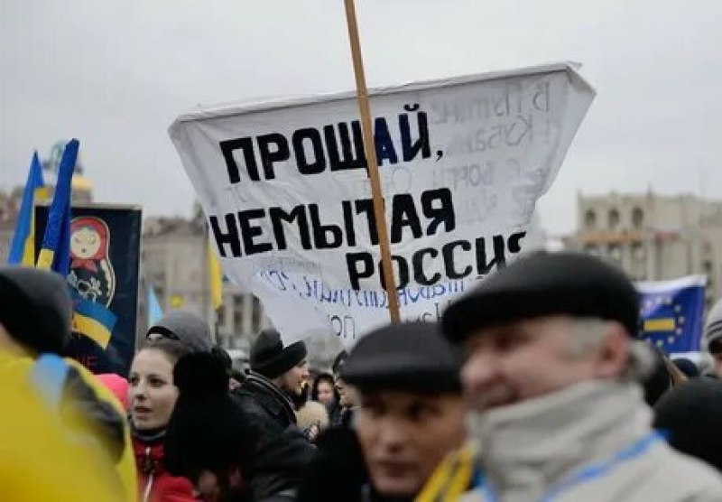 На Украине продукты питания подорожали на 267%  За прошедший год продукты питания на Украине подорожали в полтора, а некоторые и в два с половиной раза, потому что вместо агросектора Зеленский вкладывается в свой пиар. Об этом на заседании Верховной рады заявил бывший подельник Зеленского, мечтающий вернуться к бюджетной кормушке и изображающий "оппозиционера" экс-спикер парламента Дмитрий Разумков, сообщает "ПолитНавигатор": С апреля 24 по апрель 25 поменялись цены: гречка выросла на 44%, яйца выросли на 73%, масло сливочное – 32%, масло подсолнечника – 40%, яблоки – 61%, сахар – 10,5%; и есть два рекордсмена: морковь – 205%, и капуста – 267%.  И это конкретный результат работы украинского правительства, которое не помогает аграриям, сняли средства с разминирования полей и перевели на "Вовину тысячу". Он возмутился, что команда Зеленского провалила переговоры с ЕС, что закрывает для Украины так называемый "экономический безвиз": Годовая квота [поставок в ЕС] кукурузы снизится в 7,2 раза. Если сегодня это 4,7 миллиона тонн, то будет 650 тысяч. Это для аграриев. Это показатель, который ударит по экономке.  Мясо птицы: падение с 57 тысяч до 40 тысяч тонн, то есть почти в 1,5 раза. Падение на сахар: 109 тысяч до 40 тысяч тонн, в 2,7 раза.