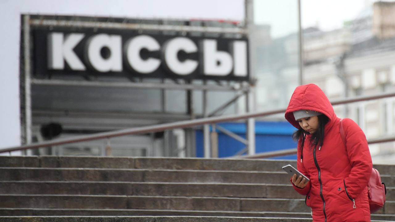 Эксперты Bi.Zone выявили более 50 поддельных сайтов с билетами на концерты и театры в России в 2025 году. Цены на билеты на таких ресурсах колеблются от 2500 до 5500 рублей, при этом мошенники могут зарабатывать десятки тысяч рублей в неделю. Поддельные сайты визуально почти не отличаются от официальных: они используют логотипы и дизайн оригинальных ресурсов. В теплый сезон россияне чаще посещают мероприятия, что дает злоумышленникам новые возможности для обмана, включая "скидки на билеты" и различные "акции". Специалисты советуют всегда проверять URL на ошибки и подозрительные домены, а также обращать внимание на предупреждения браузера о безопасности.