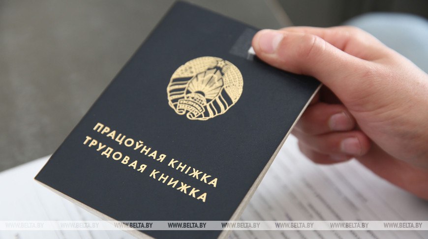В Гродненской области за четыре года помогли трудоустроиться 78 тысячам человек Уровень безработицы, рассчитанный по методологии Международной организации труда, составил 2,5%, что ниже прогнозируемого показателя в 3,4%. За четыре года в службу занятости обратилось более 90 тысяч человек, в среднем чуть более 20 тысяч в год. Уровень трудоустройства процент трудоустроенных от нуждающихся превышает 86%. Особое внимание уделяется трудоустройству молодежи. Более 25 тысяч представителей учащейся молодежи получили помощь во временной занятости. Обр.связь ТГ ВК YouTube Inst