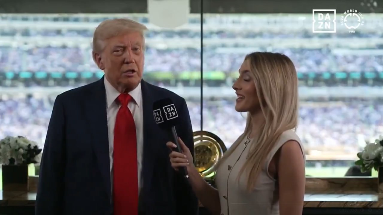 Трамп пообещал репортеру спортивного канала DAZN Эмили Остин издать указ о том, как правильно называть футбол На финале клубного чемпионата мира Остин в шутку предложила Трампу ввести правило, согласно которому американцы официально должны называть "соккер" американское название европейской игры «футболом». «Думаю, мы могли бы это сделать», — заявил Трамп.