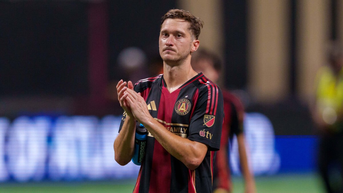 В Атланте прокомментировали информацию о возможном уходе Алексея Миранчука из клуба Некоторые СМИ сообщают что Алексей Миранчук хочет покинуть Атланту Правда ли это Мы не можем этого подтвердить Алексей тренируется с нами Ранее издание Sport Baza сообщило что полузащитник намерен зимой уйти из Атланты Футболист недоволен тем что его команда не вышла в плей офф MLS news matchtv Andrew J Clark ISI Photos Getty Images