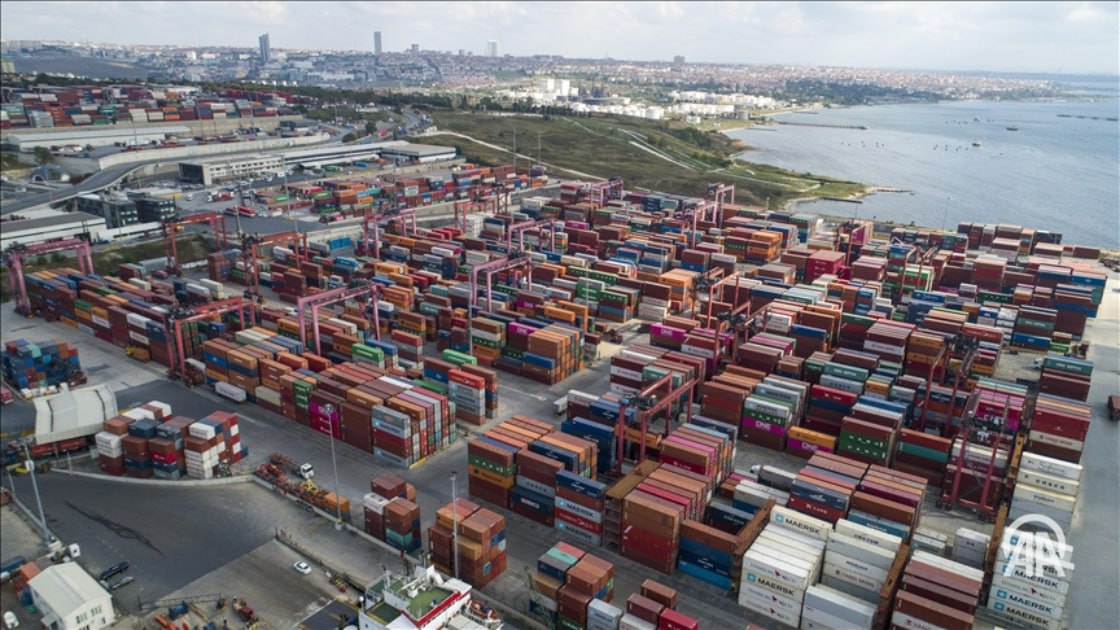 Турецкий экспорт в соседние страны за 10 месяцев года достиг 23 млрд Объем экспорта Турции за первые 10 месяцев текущего года увеличился на 3 9 по сравнению с аналогичным периодом прошлого года достигнув 224 6 млрд долларов Такие данные приводит Анадолу со ссылкой на Министерство торговли Турции Турция в январе октябре текущего года экспортировала в соседние страны Азербайджан Болгарию Грузию Иран Ирак Сирию и Грецию продукции на 22 млрд 926 млн 591 тыс долларов В аналогичный период 2024 года этот показатель составлял 22 млрд 121 млн 129 тыс долларов Таким образом экспорт в эти страны вырос на 3 6 в годовом исчислении Наибольший объем турецкого экспорта пришелся на Ирак около 8 3 млрд долларов Далее следуют Болгария 3 8 млрд долларов Греция 3 млрд долларов и Грузия 2 1 млрд долларов Подробнее на нашем сайте v aa com tr 3742058 24 7 в сутки с Агентством Анадолу