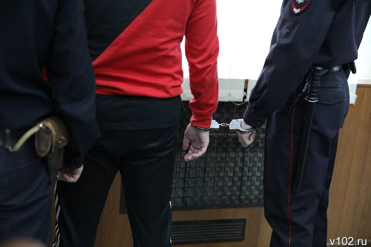В Волгоградской области задержан 63-летний адвокат по подозрению в крупном мошенничестве с земельными паями сельхозпроизводителей, сообщили V102.RU в УФСБ России по региону. - Установлено, что местный житель организовал схему незаконного посягательства на земельные участки сельскохозяйственного назначения Быковского района. Для реализации планов мужчина обратился к бывшим работникам с/х предприятий, которым, в соответствии с законодательством РФ, предоставлены земельные паи в общей долевой собственности, - рассказали в пресс-службе управления. Далее предприимчивый юрист в судебном порядке, используя правоустанавливающие документы постановления о выделении земельных участков , которые ему предоставили бывшие сельхозработники, оформил право собственности на землю. Имея на руках доверенности, адвокат провел межевание земельных участков. На выделенные в ходе этой процедуры доли также было оформлено право собственности, а участки выставлены на продажу.