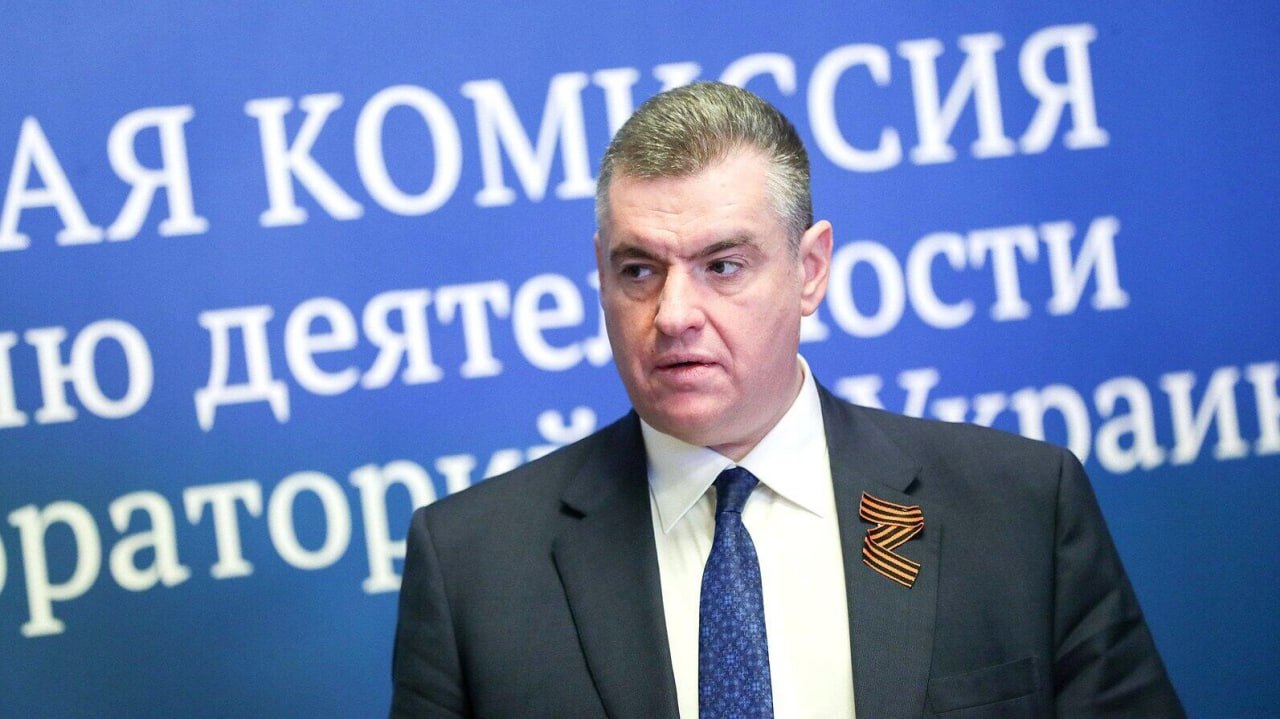 Раскол в ЛДПР стал публичным: Ярослав Нилов открыто выступил против руководства партии В ЛДПР нарастает внутренний кризис. Депутат Госдумы Ярослав Нилов обвинил окружение Леонида Слуцкого в узурпации управления и давлении на несогласных. По словам Нилова, сам Слуцкий фактически отстранён от принятия решений, а партия управляется закрытым кругом лиц. Конфликт выходит на публику на фоне начала избирательной кампании. В условиях, когда ЛДПР давно нуждается в обновлении, скандал лишь усиливает ощущение стагнации и потери политической идентичности.