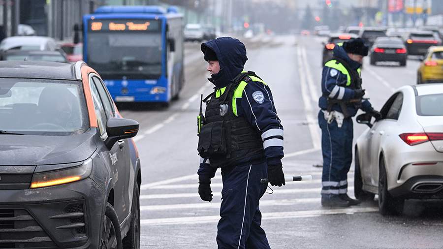 Рейд Нетрезвый водитель пройдет в Москве в длинные праздничные выходные Когда с 21 по 23 февраля ГАИ Москвы призвала всех участников дорожного движения не оставаться равнодушными к проблеме нетрезвого вождения своевременно сообщать в полицию о водителях которые ведут себя на дороге неадекватно и создают опасность для себя и окружающих Сотрудники столичной Госавтоинспекции готовы предпринять оперативные меры реагирования на сообщения о пьяных за рулем Фото РИА Новости