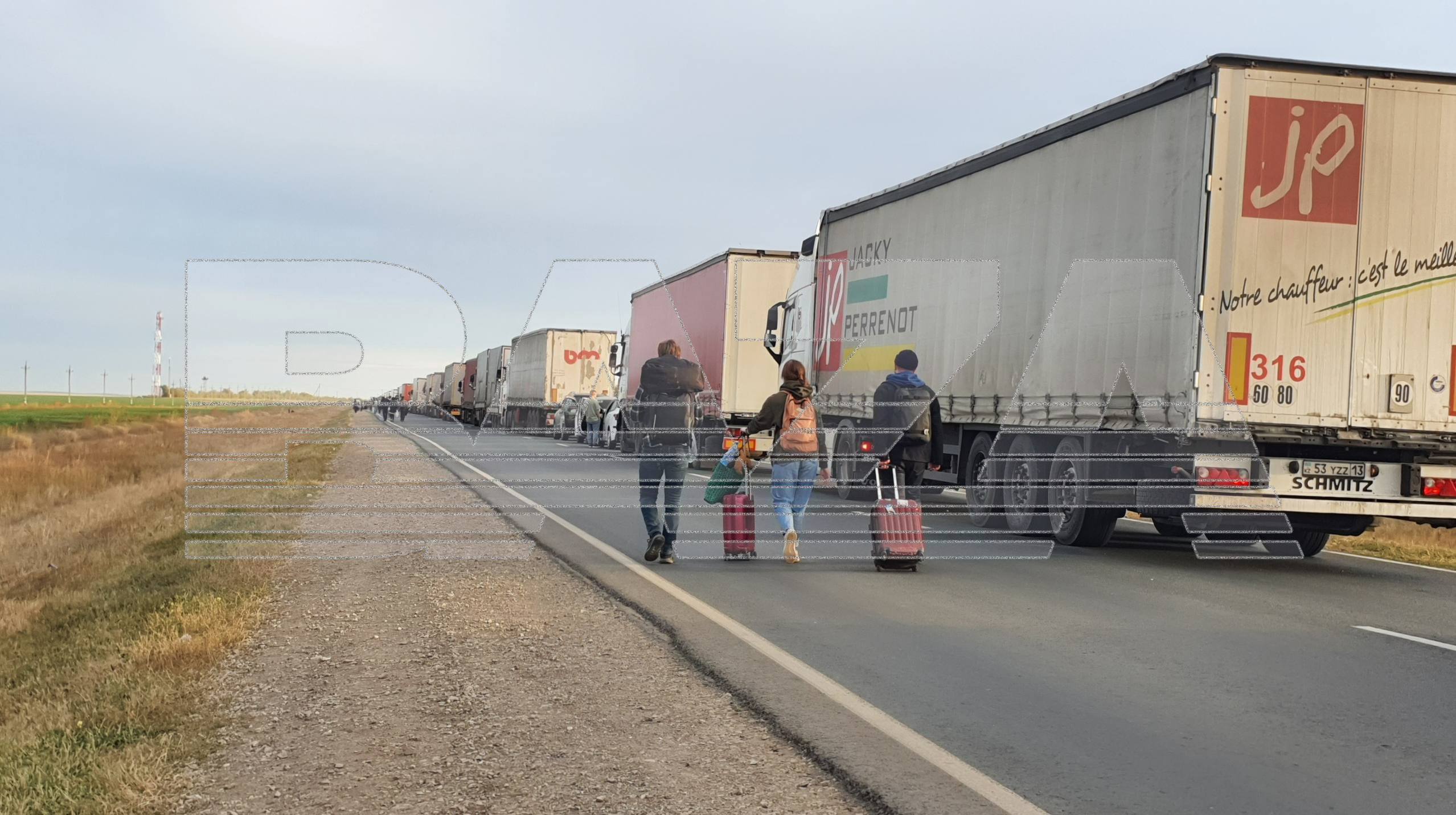 Тысячи фур с товарами для России застряли на границе с Казахстаном Более 10 тысяч российских фур второй месяц стоят на границе Казахстана из за усиленных таможенных проверок Селлеры потеряли товары на миллионы рублей а сроки доставки увеличились с недель до месяцев передает ArbatMedia   Прислать новость