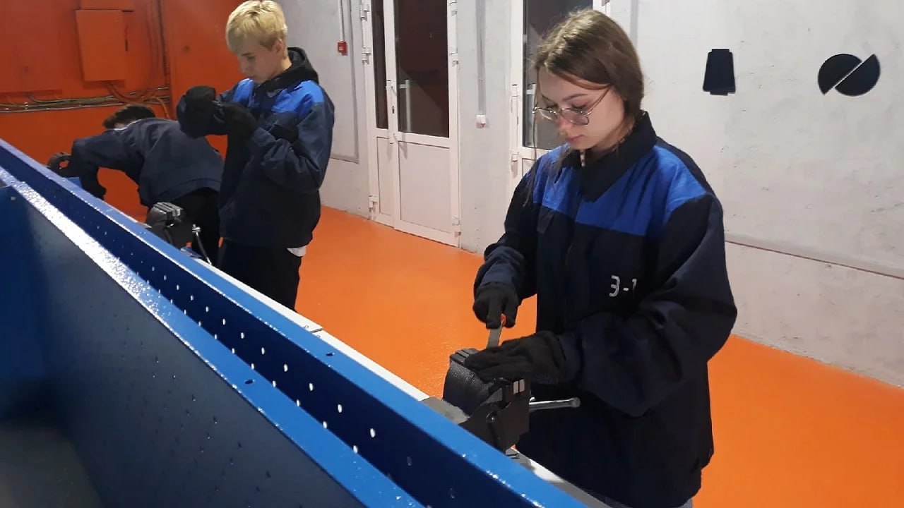 Новые кластеры программы Профессионалитет откроются в Челябинской области с 1 сентября Они появятся в четырех городах и начнут работу с 1 сентября Так на базах Саткинского горно керамического колледжа им А К Савина и Пластовского горно технологического колледжа появятся кластеры в горнодобывающей отрасли В Юрюзанском технологическом техникуме для развития выбрали направление атомной промышленности а в Ашинском индустриальном техникуме металлургию Опорными предприятиями для них станут местные компании Новые кластеры реализуют свои программы при участии промышленных предприятий и колледжей расположенных вне областного центра но имеющих огромное значение в регионе Таким образом мы повышаем привлекательность территорий создаем перспективы для молодёжи области и обеспечиваем кадрами важные для экономики предприятия Южного Урала подчеркнул министр образования и науки Челябинской области Виталий Литке Таким образом с присоединением к программе Профессионалитет в рамках нацпроекта Молодежь и дети новых кластеров всего в регионе их станет уже 17 Фото ГТРК Южный Урал Вести Южный Урал Челябинск