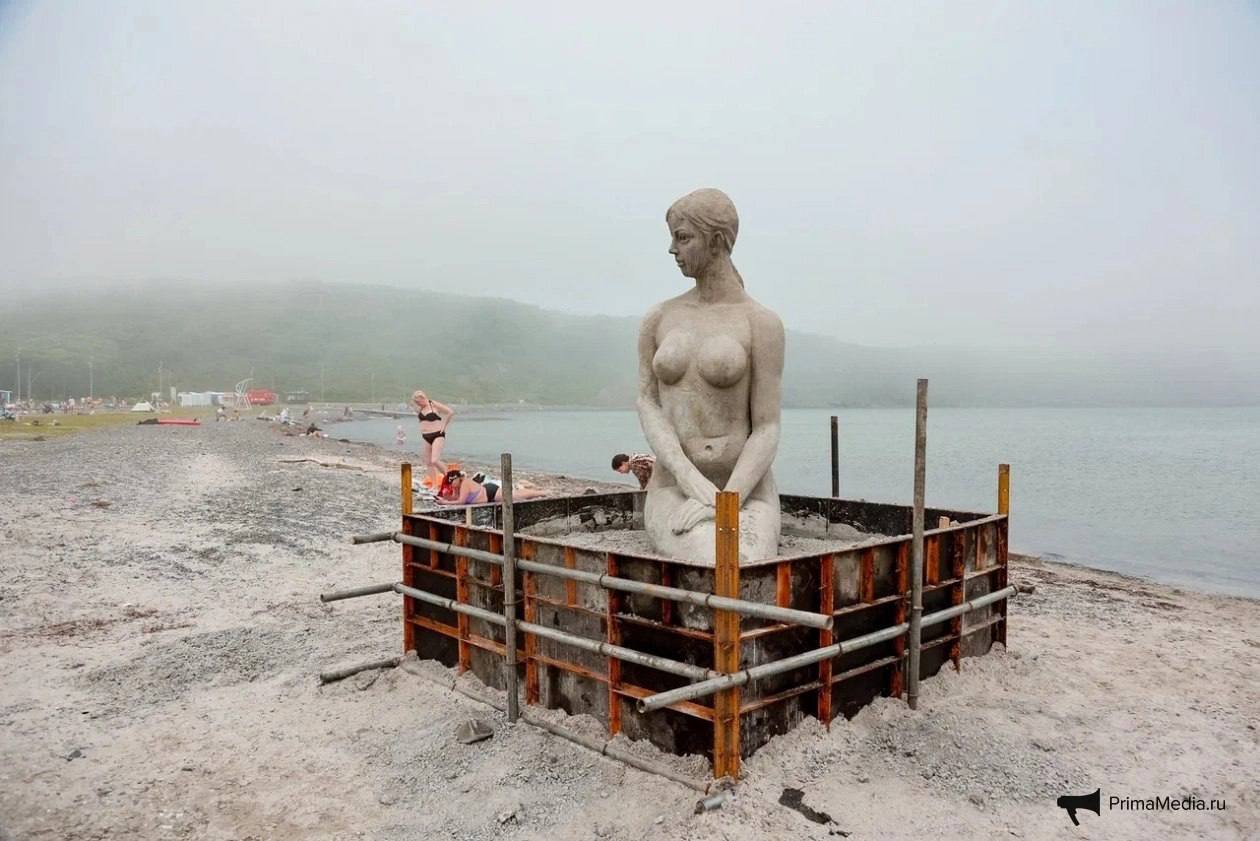 Знаменитую скульптуру русалки переместили на пляж Ахлестышева во Владивостоке Напомним, что скульптуру Русалки — некогда один из знаменитых арт-объектов Владивостока — подняли в прошлом году со дна у набережной Спортивной Гавани . За десятилетие, проведённое под водой, она сильно пострадала: утратила голову, хвост, руки и часть элементов. На момент подъёма скульптура находилась в "удовлетворительном состоянии для реставрации" — её покрывали ракушки, водоросли и моллюски. Как сообщили ИА PrimaMedia в МБУ "Лазо", над её реставрацией работал известный приморский скульптор Илья Топчий. Он очистил фигуру и приступил к воссозданию утраченных элементов — головы, рук и хвоста. Восстанавливали фигуру из того же бетона, новый материал скульптуре не подошел. PrimaMedia Прислать новость