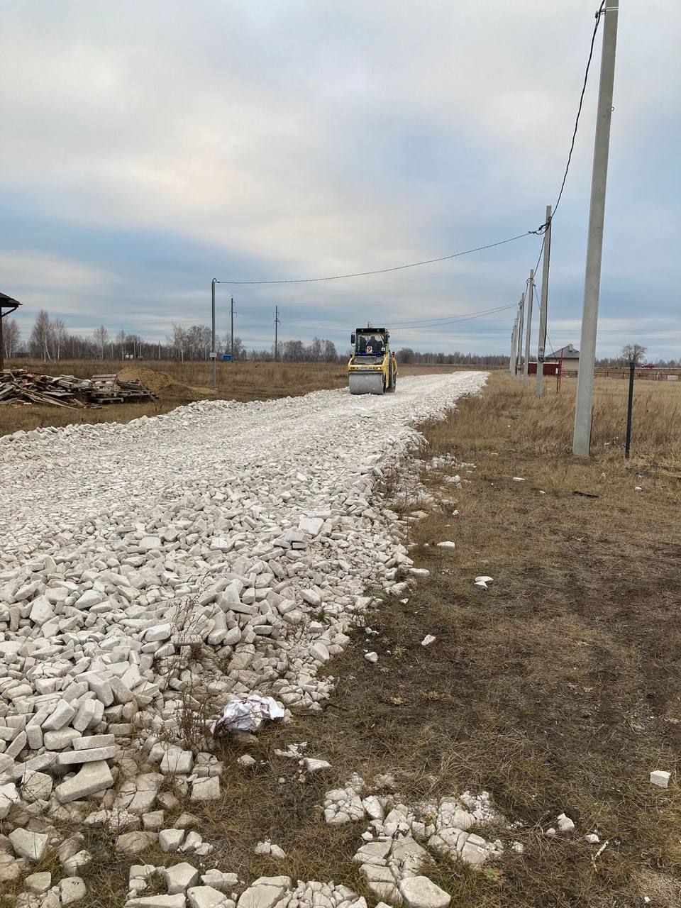 В Заволжском районе строят новый участок водопровода  По поручению главы города Александра Болдакина МУП «Ульяновскводоканал» приступил к обустройству траншеи под монтаж 500 метров трубы ХВС в районе улицы Стартовой заволжских кварталов многодетных семей «Г» и «Д»  - Здесь будет проложен водовод из полиэтиленовых труб диаметром 160 миллиметров. Для этого задействуем четыре единицы спецтехники и бригаду рабочих, – сообщил директор предприятия Валерий Коротин  МБУ «Дорремстрой» продолжает отсыпку инертным материалом местных грунтовых дорог. В этом году ее объём составил порядка трёх километров, охватив улицы Каштановую, Студенческую, Наумова и Детскую, а также переулки Наумова и Детский  Подобные мероприятия реализуются во всех кварталах многодетных семей