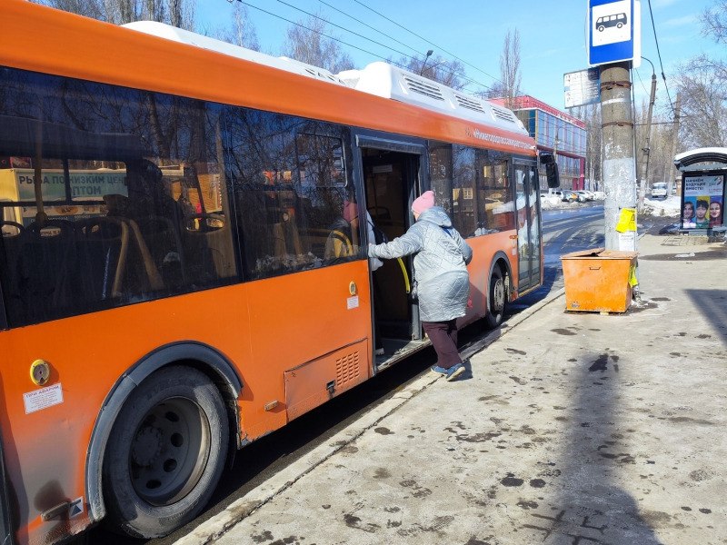 В Нижневартовске местные жители жалуются на водителей автобусов, нарушающих ПДД и создающих аварийные ситуации. Один из горожан отметил: "Водитель резко стал вправо к остановке, чуть не задел. Как администрация этого не замечает?"  В "Домтрансавто" ответили, что за водителями следят камеры в салонах автобусов. Специалист Леонид Резниченко уточнил, что при жалобах нужно указывать номер автобуса и время инцидента, чтобы можно было проверить записи. За нарушения водителям грозят штрафы и возможная дополнительная стажировка.