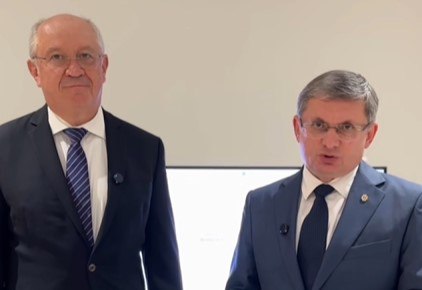 Спикер парламента Молдовы Игорь НеИванович Гросу официально представил Александра Мунтяну в качестве кандидата на пост премьер министра от партии ПАС Решение было принято на заседании Национального политического совета партии ПАС на котором была предложена и единогласно утверждена кандидатура Александру Мунтяну Завтра мы направимся к президенту Майе Санду чтобы представить кандидатуру господина Мунтяну заявил Гросу То есть НеИванович продолжает делать вид что это не кандидатура Санду и что многие из ПАС узнали об этом чуть ли не случайно постфактум