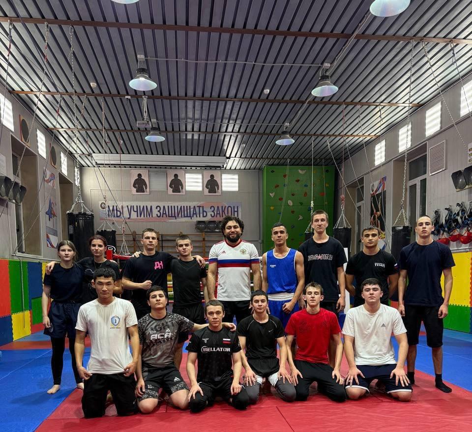 Мастер класс по кикбоксингу 18 декабря в Колледже полиции прошёл мастер класс по кикбоксингу с Еслемесовым Арсланом Султановичем мастером спорта международного класса по комплексному единоборству чемпионом мира по ММА победителем всероссийских и международных турниров по ММА и грэпплингу с профессиональным рекордом 10 2 Занятие прошло в отличной атмосфере участники с большим интересом перенимали опыт работали над техникой и задавали вопросы Мастер класс получился насыщенным полезным и по настоящему мотивирующим Благодарим Арслана Султановича за визит и высокий уровень проведения мероприятия КолледжПолиции КолледжПолицииТерриторияСпорта ДОНМ СпортивныйКлуб