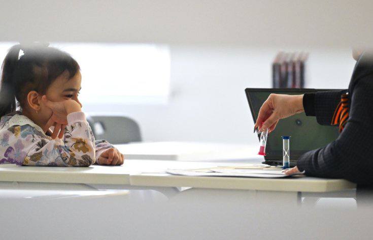 С 28 января вступят в силу изменения в контроле за детьми мигрантов Какой механизм появится Поправки устанавливают автоматический обмен информацией между органами управления образованием и МВД В соответствии с новыми правилами  Образовательные учреждения будут передавать в МВД данные о зачислении и отчислении детей иностранных граждан а также о результатах их тестирования по русскому языку  Министерство внутренних дел в свою очередь будет предоставлять органам управления образованием сведения о регистрации или миграционном учете этих детей Как отметил председатель Государственной Думы Вячеслав Володин данная система повысит прозрачность и эффективность контроля за пребыванием иностранных граждан в России Механизм позволит оперативнее отслеживать законность нахождения ребенка и его родителей в стране а также соблюдение ими миграционного законодательства Володин подчеркнул что совершенствование миграционной политики и противодействие нелегальной миграции остаются приоритетными направлениями работы Госдумы Подписаться на Российскую газету в Читать нас в MAX