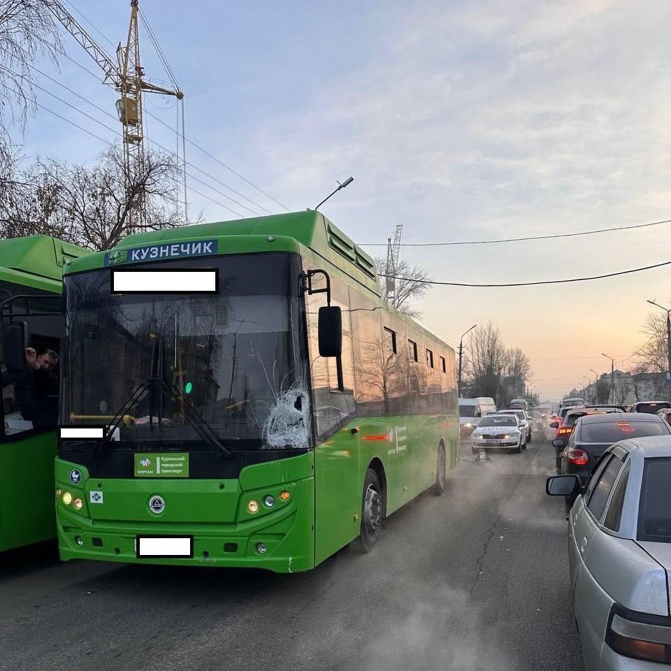 58-летний пешеход, попавший под колеса автобуса, умер в больнице  В Кургане сегодня утром на улице Дзержинского водитель автобуса сбил 58-летнего пешехода, когда тот переходил дорогу в зоне видимости пешеходного знака.   Его отвезли в БСМП, где он и умер.