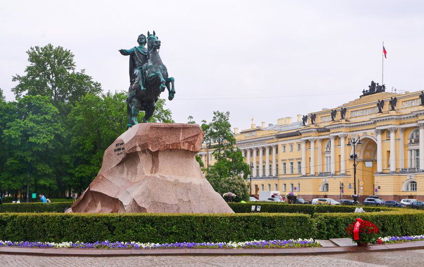 Петербургские историки подтвердили подлинность рукописного указа Петра Великого 1715 года Указ гласит о строгом соблюдении градостроительных правил при возведении новых зданий в Северной столице. Постановление написано на бумаге с голландским водяным знаком «Герб Амстердама» в сентябре 1715 года. Подлинность рукописного указа Петра I от сентября 1715 года, касающегося градостроительных норм в Петербурге, подтверждена экспертами из Санкт-Петербургского института истории РАН. Об этом сообщили в пресс-службе Смольного.