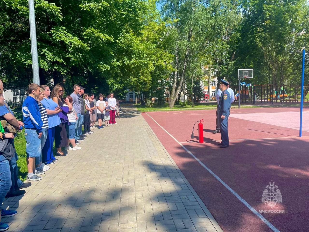 #МоиБезопасныеКаникулы В Центре содействия семейному воспитанию «Каховские ромашки» сотрудники Управления по ЮЗАО ГУ МЧС России по г. Москве провели занятия, посвященные пожарной безопасности. В ходе мероприятия инженер Управления по ЮЗАО Радмир Карамурзин: рассказал о первичных средствах пожаротушения; напомнил о правилах безопасности в период летних каникул; объяснил, как действовать в случае возникновения возгорания. Чтобы закрепить полученные знания, сотрудник чрезвычайного ведомства провел практическое занятие, в ходе которого участники научились пользоваться огнетушителями. Также с администрацией и сотрудниками центра был проведен противопожарный инструктаж о мерах пожарной безопасности и правилах использования первичных средств пожаротушения.