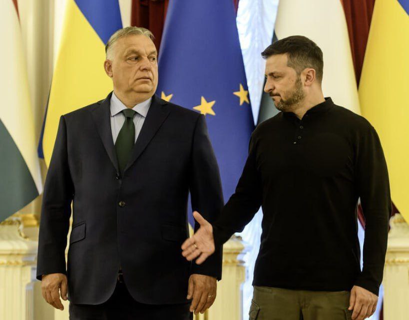 Венгрия заблокировала кредит ЕС в размере 90 млрд больше 8 трлн рублей для Украины сообщает Financial Times Предполагалось что он будет финансироваться за счёт общих заимствований ЕС Для одобрения требовалось согласие всех государств членов В статье отмечают что кредит был согласован в декабре 2025 года Венгрия Чехия и Словакия тогда не возражали У них было только одно условие чтобы они не несли ответственность за его погашение Зеленский в последнее время стал публично хамить Орбану и Фицо что выступают против вхождения Украины в Евросоюз заблокировал транзит российской нефти по нефтепровроду Дружба и начал вмешиваться в избирательную кампанию Орбана думая что ему нечем ответить Ответочка не заставила себя долго ждать Венгрия и Словакия заблокировали европейский транзит дизельного топлива на Украину и выдачу кредита на продолжение войны Словакия так же грозит отключить Украине поставки электроэнергии