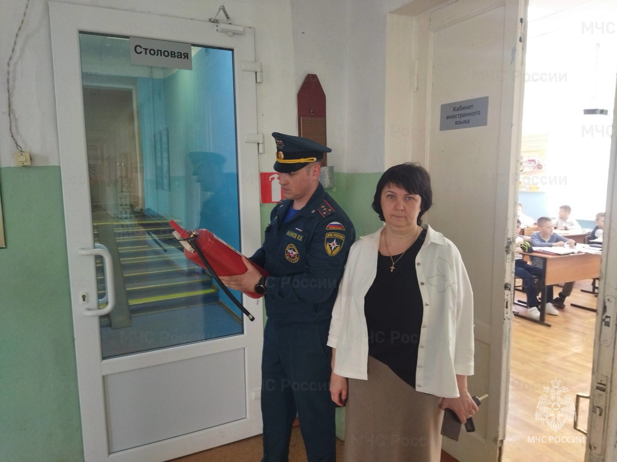 Спасатели принимают участие в приемке детских оздоровительных лагерей и напоминают о соблюдении правил пожарной безопасности В преддверии открытия летних детских оздоровительных лагерей сотрудники МЧС участвуют в приемке данных объектов на территории всей области. В Зареченском округе Тулы в ходе приемки пришкольных лагерей сотрудники государственного пожарного надзора оценили безопасность учреждений. В ходе проверки особое внимание уделялось состоянию автоматической пожарной сигнализации, системе оповещения людей при пожаре, наличию планов эвакуации при возникновении пожара, состоянию первичных средств пожаротушения. С жителями Зареченского округа сотрудники МЧС России побеседовали о требованиях пожарной безопасности в пожароопасный период на базе администрации. Населению напомнили о проведении очистки территории общего пользования и приусадебных участков от несанкционированных свалок, сгораемого мусора и сухой растительности. МЧС Тульской области подписаться