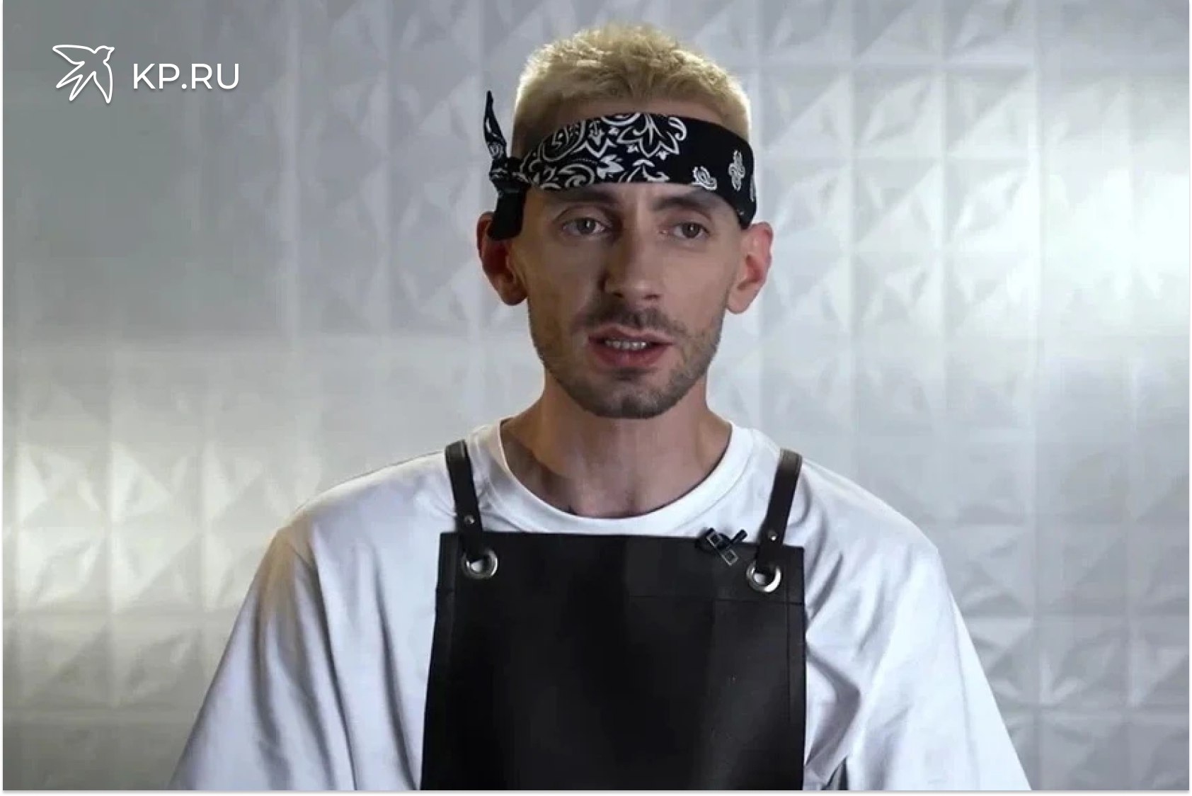 Воронежец победил в кулинарном шоу Молодые ножи Александр Сывороткин получил золотой нож от Константина Ивлева В очередном выпуске пятого сезона кулинарного реалити шоу Молодые ножи 16 победил повар из Воронежа 30 летний Александр Сывороткин обошел еще пять участников выпуска убедив в своем мастерстве ведущего Константина Ивлева и приглашенную звезду чемпиона мира по боксу Николая Валуева Темой программы которую показали 14 января стали пироги Участникам нужно было угадать вслепую варианты пирогов из разных стран воспроизвести рецепт а также приготовить блюда из представленного набора продуктов Александр работает шефом в одном из загородных клубов он специализируется на итальянской европейской и паназиатской кухнях И в финале воронежец удивил ивлева и Валуева равиоли с креветками и рикоттой с азиатским соусом из манго Правда звездам соус показался слишком сладким для этого блюда все равно победу отдали воронежцу