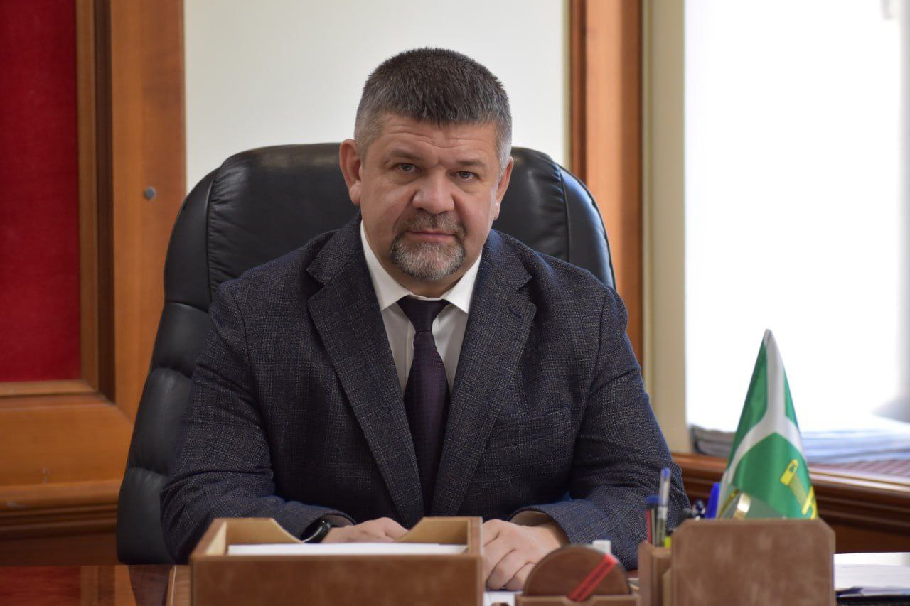 Глава Кинеля отрицает введение режима ЧС В городском округе действует режим повышенной готовности Глава городского округа Кинель Вячеслав Тимошенко сообщил что режим ЧС после разлива сточных вод на территории не вводился Постановлением администрации городского округа введён режим повышенной готовности направленный на предупреждение возникновения ЧС Как пояснил Тимошенко в ноябре при внеплановой проверке Росприроднадзора выявлено что отведение сточных вод из канализационных очистных сооружений п г т Усть Кинельский г о Кинель осуществляется на рельеф местности Причиной стало разрушение отрезка трубопровода для отведения очищенных сточных вод в реку Большой Кинель По итогам проведения обследования с участием представителей министерства природных ресурсов и экологии Самарской области управления административного экологического и муниципального контроля отдела по делам ГО и ЧС состоялось внеочередное заседание КЧС и ОПБ городского округа на котором принято решение о введении режима функционирования повышенной готовности Соответствующее постановление администрации городского округа Кинель подписано 5 декабря 2025 года разработан план мероприятий по проведению аварийно восстановительных работ по капитальному ремонту канализационного выпуска сказал Вячеслав Тимошенко Глава городского округа отмечает что канализационные очистные сооружения продолжают функционировать в штатном режиме Сточные воды поступают на рельеф местности после проведения полного технологического процесса очистки исключая возникновение негативного воздействия на окружающую среду Угроза жизнедеятельности и здоровью населения городского округа Кинель отсутствует уверяет чиновник По словам Тимошенко информация об аварийном отключении водоснабжения на северной стороне Кинеля 13 января к указанной ситуации не относится Водоснабжение восстановлено в тот же день Сточные воды разливаются в районе полуострова Заячий рядом с дендропарком в посёлке Усть Кинельский По утверждению жителей при последней реконструкции станции из перечня работ убрали капитальный ремонт трубы коллектора