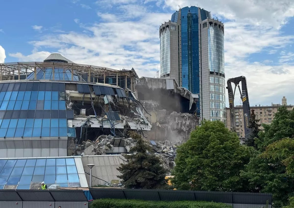 В районе "Москва-Сити" начался снос вестибюля моста "Багратион" Пешеходный мост "Багратион" закрыли на реконструкцию с 12 мая. На время его закрытия добираться с одного берега Москвы-реки на другой пешеходам помогают электросуда.
