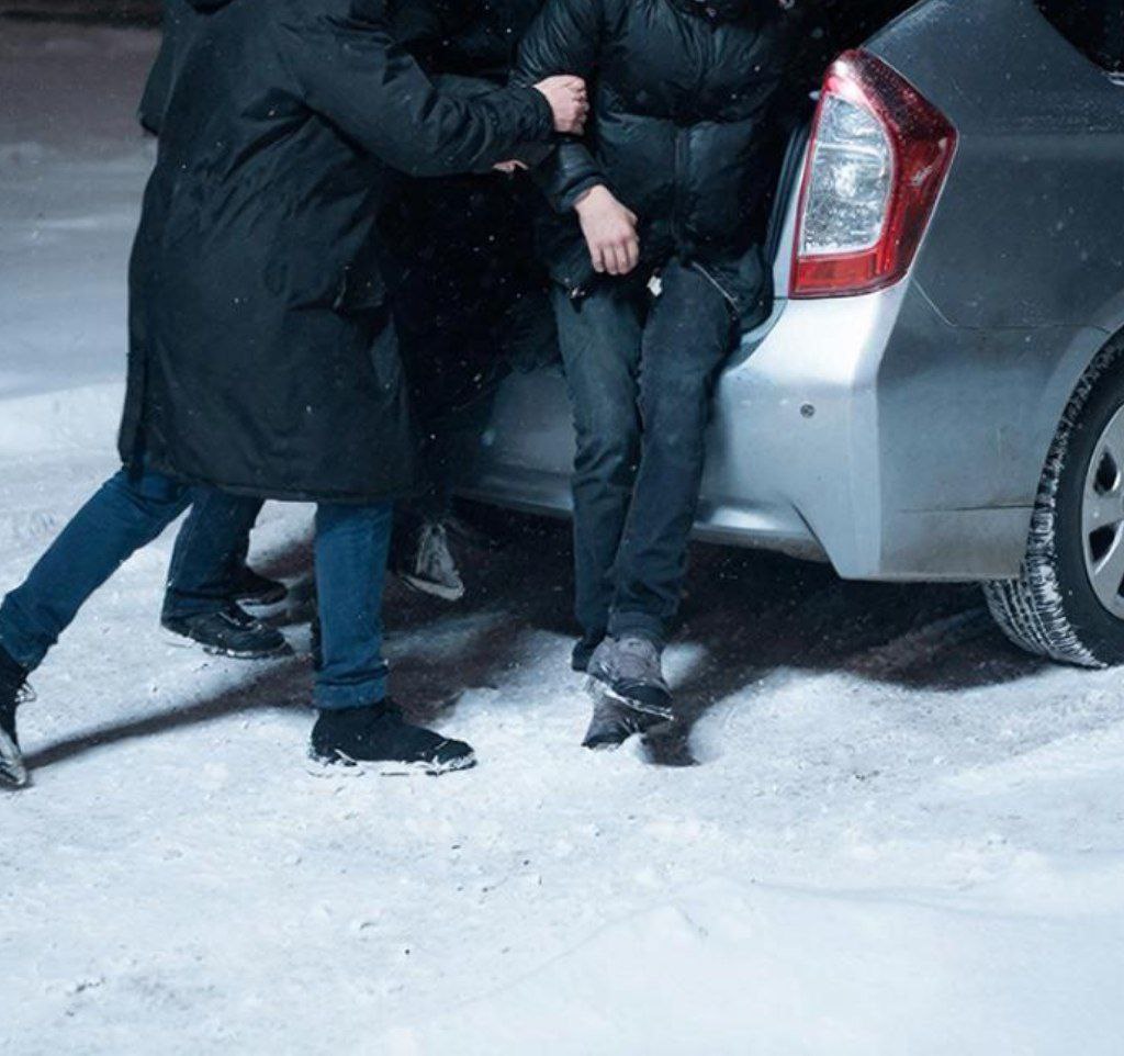 СКР по Приморскому краю возбуждено уголовное дело по факту похищения человека в Артёме Следователями следственного управления Следственного комитета Российской Федерации по Приморскому краю возбуждено уголовное дело по факту похищения человека из жилого дома по улице Лазо в городе Артёме п п а в ч 2 ст 126 УК РФ Предварительно установлено что 16 февраля 2026 года группа лиц на автомобиле марки TOYOTA PRIUS прибыла к частному жилому дому по улице Лазо в городе Артёме где применив физическое насилие к потерпевшему принудительно поместили его в салон автомобиля и перевезли в неустановленное место на территории Артёмовского городского округа В настоящее время следователями проводятся неотложные следственные действия и оперативно розыскные мероприятия направленные на установление всех обстоятельств произошедшего а также лиц причастных к совершению преступления На месте происшествия произведён осмотр опрашиваются свидетели и лица которые могут обладать какой либо информацией о произошедшем