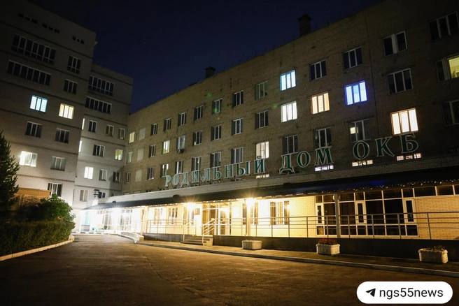 В городе слишком мало роддомов пишут омичи в соцсетях Сейчас в Омске работают три организации городской клинический перинатальный центр на Герцена перинатальный центр ОКБ на Березовой и роддом 6 на Перелета Все же несмотря на просьбы построить новые перинатальные центры открывать их не будут из за низкой рождаемости Строительство нового перинатального центра с учетом текущего уровня рождаемости не планируется сообщают в Минздраве Как вы считаете Омску нужны новые роддома Подписаться на новости Омска
