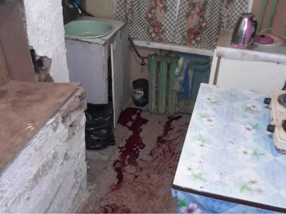 Житель холмогорской деревни не сошёлся во взглядах на СВО с собутыльником инвалидом и устроил резню Пресс служба областной прокуратуры сообщает что 46 летний житель станции Паленьга обвиняется в покушении на убийство которое не превратилась в убийство обычное только благодаря случаю У данной истории классическое начало вечер на кухне сидят двое пьют По ходу застолья между обвиняемым и его собутыльником инвалидом второй группы зашёл спор за СВО Страсти накалились и вот более здоровый оппонент хватается за нож и 14 раз бьет им в голову соперника После последнего удара мастеру ножевого боя показалось что гость не дышит он понимает что натворил и судя по всему пытается сымитировать борьбу втыкая нож себе в грудь Вероятно он думал что следователи посчитают его действия самообороной и в итоге дадут меньше лет Довести до конца свой умысел на убийство соседа инвалида обвиняемый не смог поскольку ему своевременно оказали медицинскую помощь Фото пресс службы областной прокуратуры