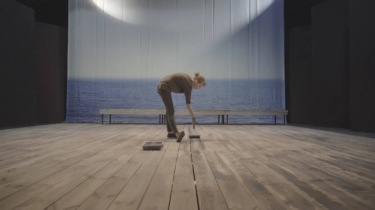 150 летие Союза театральных деятелей России отметят на Среднем Урале проектом Театр кино Фильмофонд готовит показы фильмов о театральных деятелях экранизации классики современные игровые и документальные ленты посвященные театру В списке Гамлет Григория Козинцева Дядя Ваня Андрея Кончаловского Жестокий романс Эльдара Рязанова Спартак Вадима Дербенева Отдельная подборка документальных фильмов посвящена артистам уральских театров Счастье не за горами Натальи Саврас о юной японке которая приезжает в Пермь с мечтой стать настоящей русской балериной Кто делает море Никиты Боброва о сотрудниках Екатеринбургского ТЮЗа Арендт с Урала Елизаветы Бакалиной об актрисе Каменского театра Драма Номер Три Ирме Арендт Переосмысляя Сказки Перро Максима Якимова о том как создавался спектакль Урал Оперы Показы проекта Театр кино пройдут на протяжении всего года в кинотеатрах и учреждениях культуры Свердловской области Фото кадр из д ф Никиты Боброва Кто делает море Культура Урала